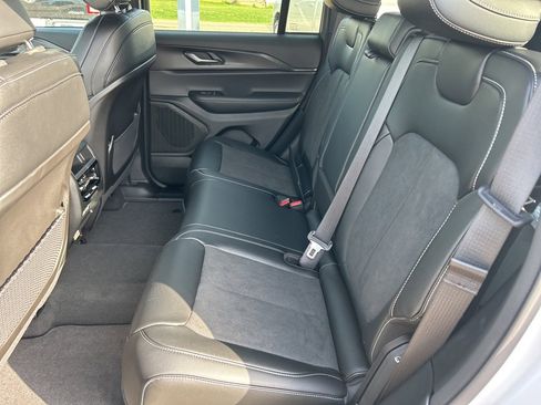 New 2024 Jeep Grand Cherokee Altitude image 12