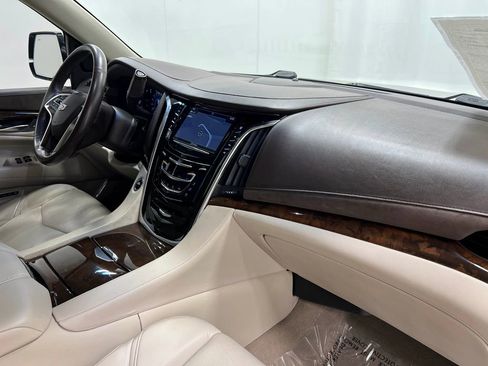 Used 2017 Cadillac Escalade Luxury AWD/4WD image 23