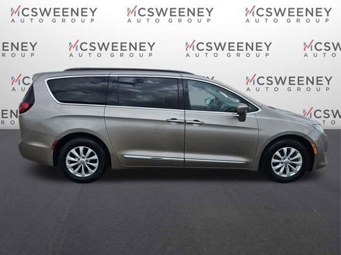 Used 2017 Chrysler Pacifica Touring-L image 6