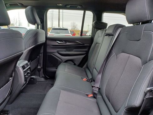 Used 2025 Jeep Grand Cherokee Laredo X image 29