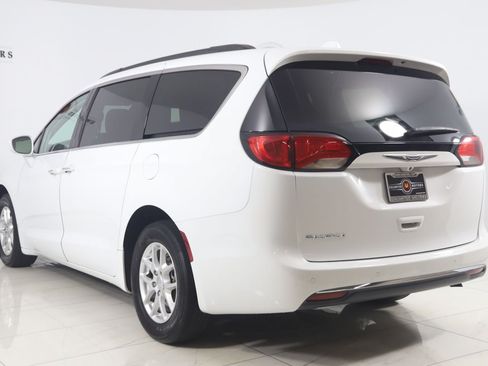 Used 2020 Chrysler Pacifica Touring FWD image 4