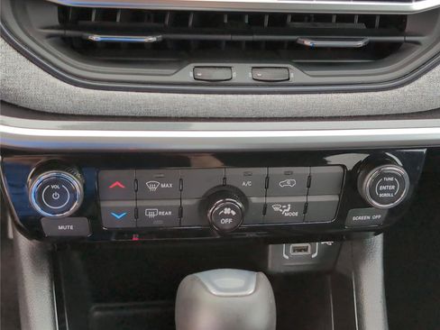 Used 2024 Jeep Compass Latitude image 17