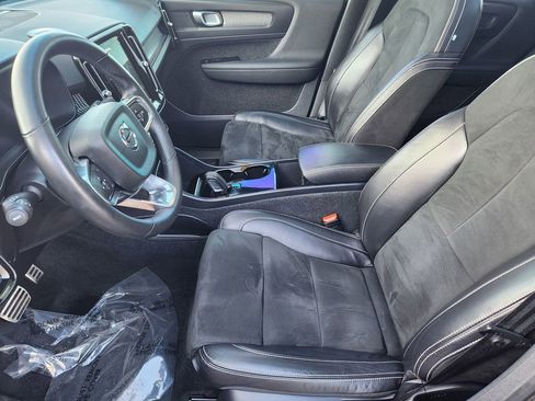 Used 2022 Volvo XC40 P8 Recharge Plus image 8