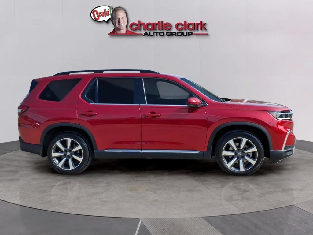 Used 2025 Honda Pilot Touring image 6