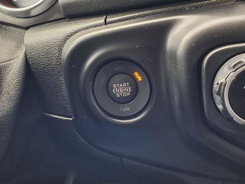 Used 2021 Jeep Gladiator Overland AWD/4WD image 13