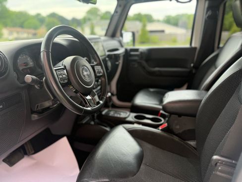 Used 2017 Jeep Wrangler Unlimited Sahara AWD/4WD image 27
