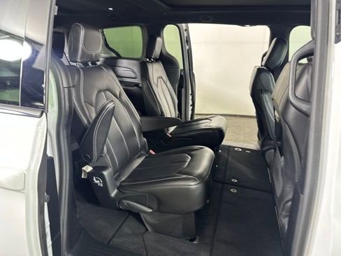 Used 2023 Chrysler Pacifica Touring-L w/ S Appearance Package image 27