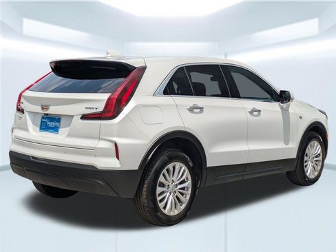 Used 2024 Cadillac XT4 Luxury w/ Cold Weather Package FWD image 6