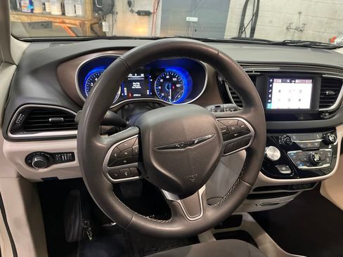 Used 2023 Chrysler Voyager LX FWD image 17