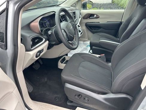 Used 2024 Chrysler Voyager LX FWD image 7