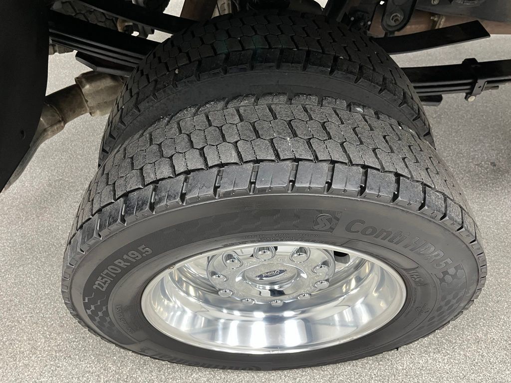 Used 2025 Ford F450 Platinum w/ FX4 Off-Road Package AWD/4WD image 17