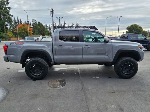 Used 2018 Toyota Tacoma TRD Sport image 4