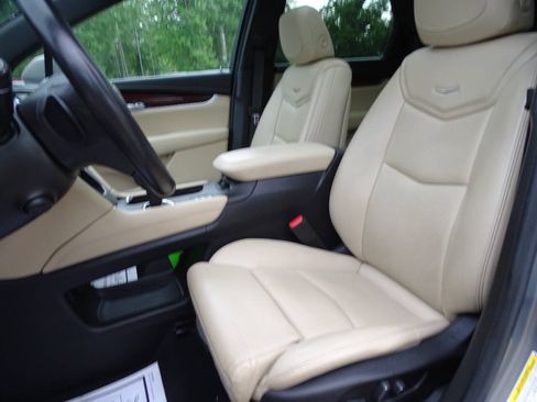 Used 2017 Cadillac XT5 Luxury AWD/4WD image 2