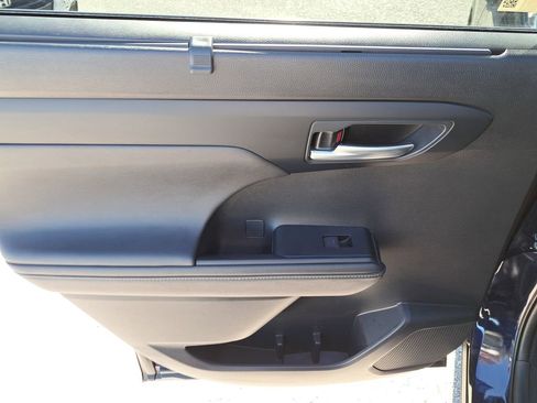 Certified 2023 Toyota Highlander XLE image 8