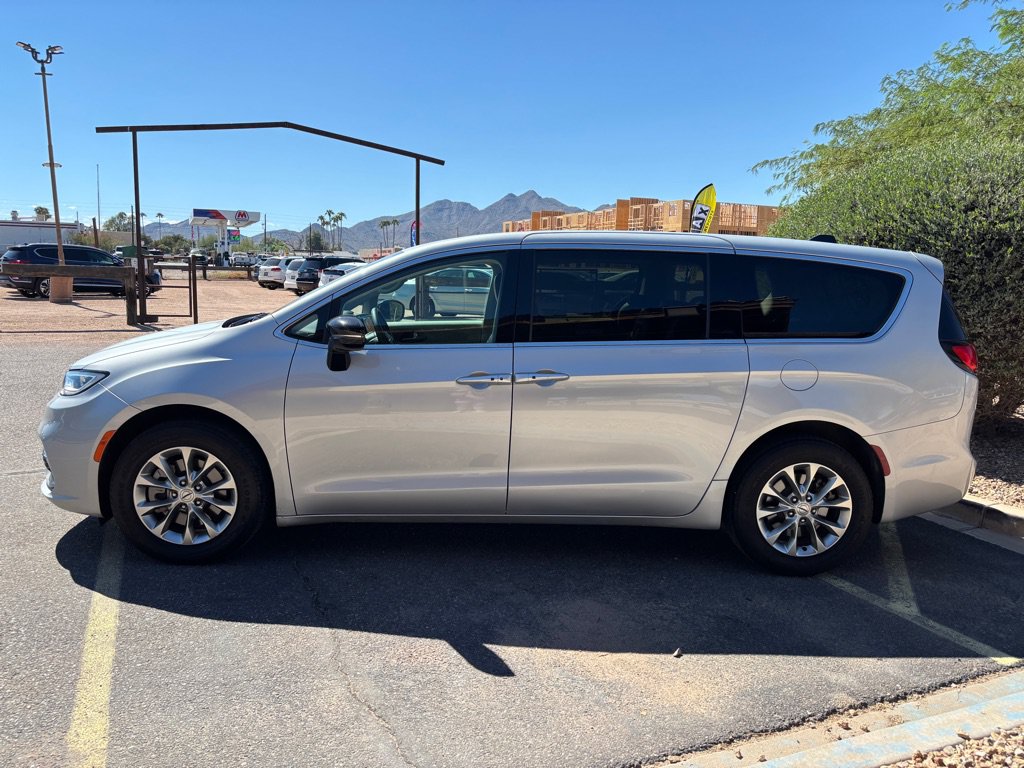 Used 2024 Chrysler Pacifica Touring-L AWD/4WD image 5