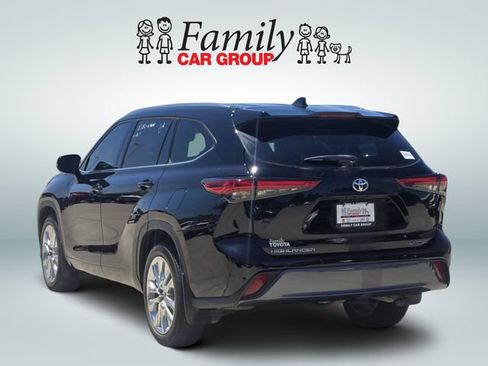 Used 2023 Toyota Highlander Limited FWD image 3