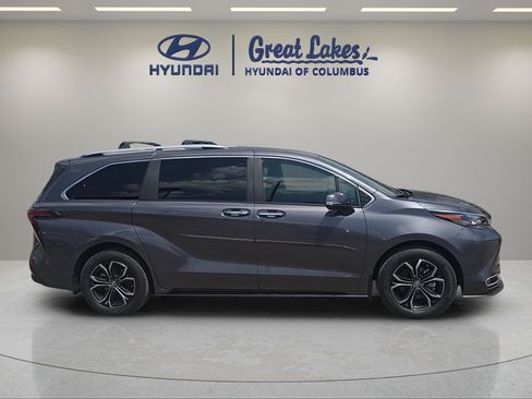 Used 2025 Toyota Sienna Platinum AWD/4WD image 4