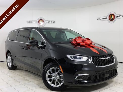 Used 2024 Chrysler Pacifica Touring-L AWD/4WD image 1