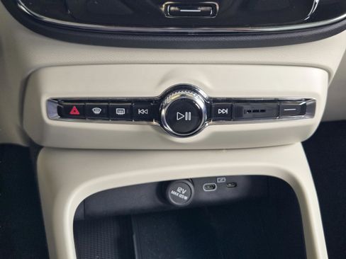 Used 2025 Volvo XC40 B5 Plus w/ Protection Package Premier image 17