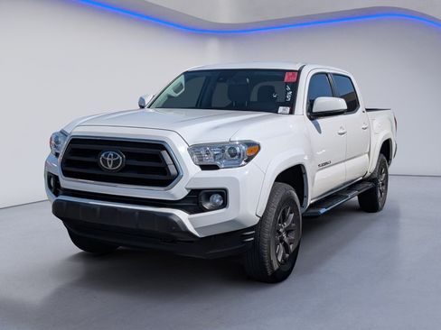 Used 2020 Toyota Tacoma SR5 RWD image 2