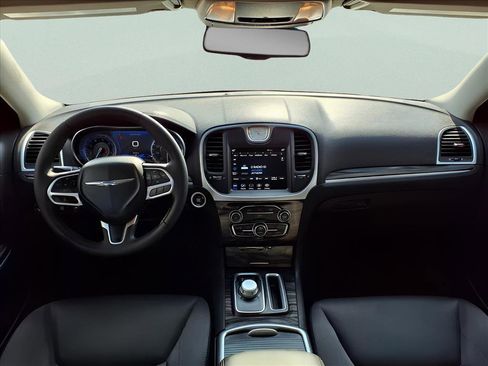 Used 2022 Chrysler 300 Touring image 31