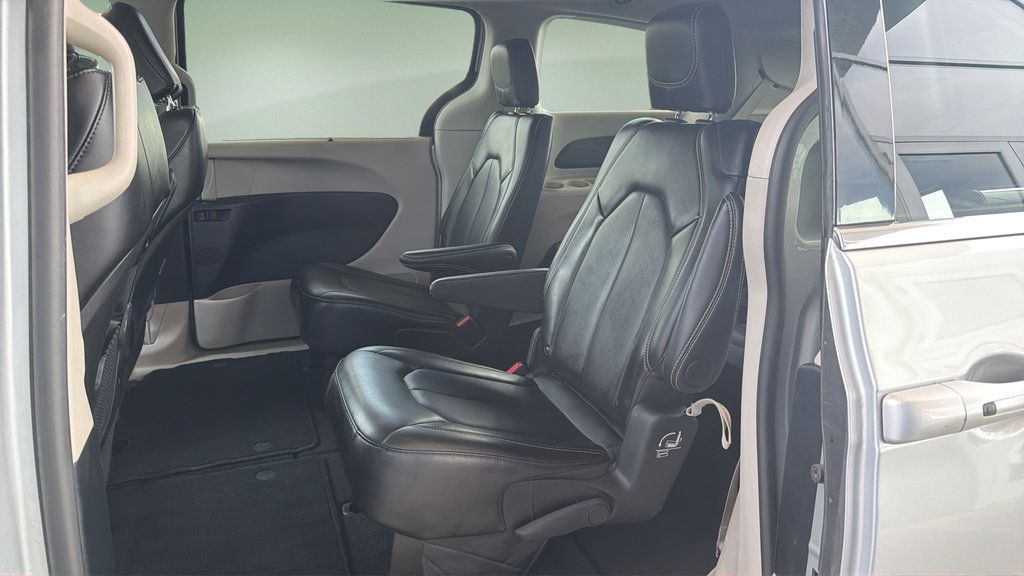 Used 2024 Chrysler Pacifica Touring-L FWD image 19