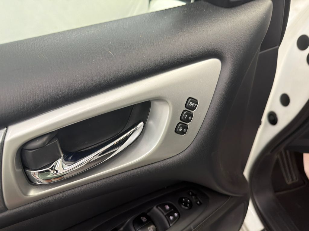 Used 2020 Nissan Pathfinder SL FWD image 12