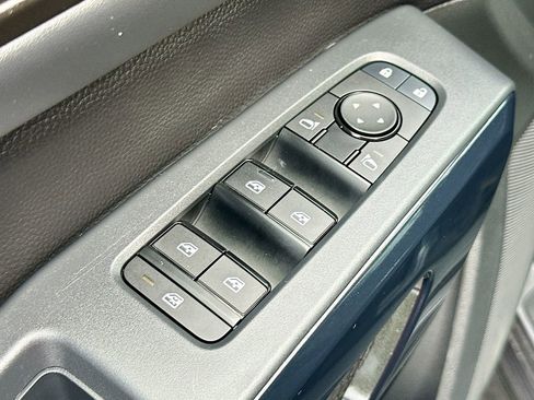 Used 2025 Nissan Pathfinder SV image 18