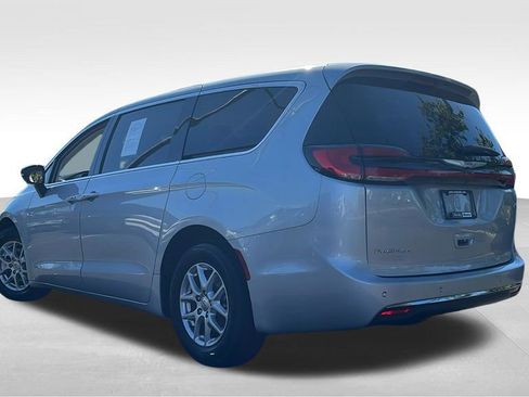 Used 2024 Chrysler Pacifica Touring-L image 5