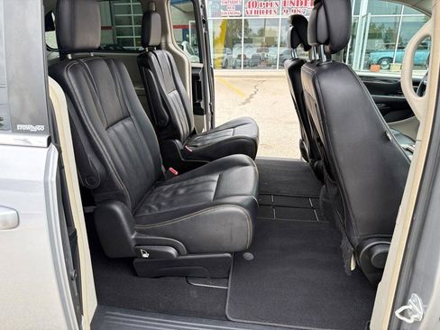 Used 2013 Chrysler Town & Country Touring FWD image 10