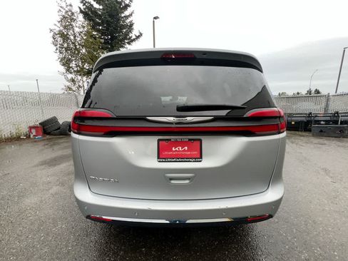 Used 2024 Chrysler Pacifica Touring-L FWD image 27
