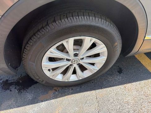 Used 2018 Volkswagen Tiguan SEL FWD image 13