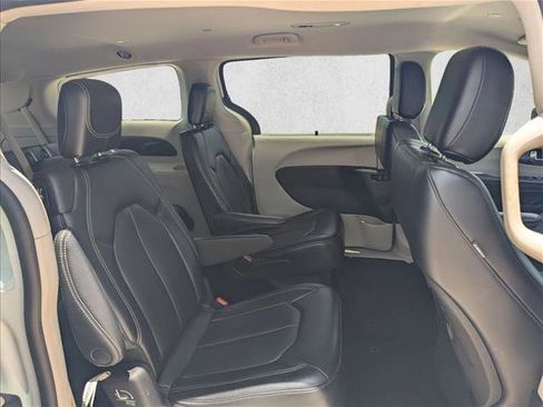 Used 2023 Chrysler Pacifica Touring-L FWD image 19