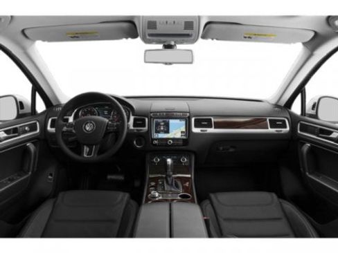 Used 2015 Volkswagen Touareg Lux image 8