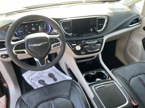 Used 2023 Chrysler Pacifica Limited FWD image 16