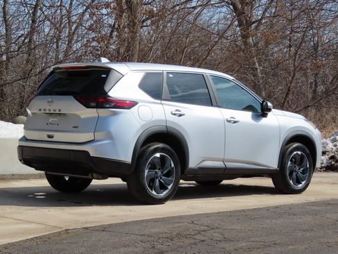 Used 2025 Nissan Rogue SV image 3