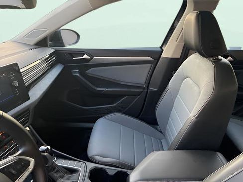 Used 2025 Volkswagen Jetta SE image 16