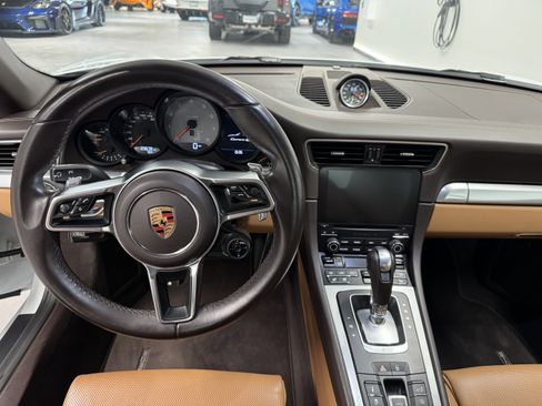 Used 2018 Porsche 911 Cabriolet image 17