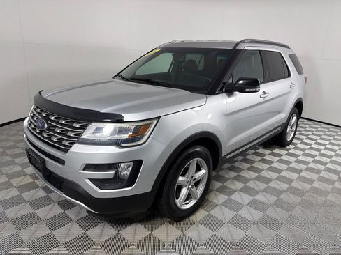 Used 2016 Ford Explorer XLT w/ Equipment Group 202A AWD/4WD image 9