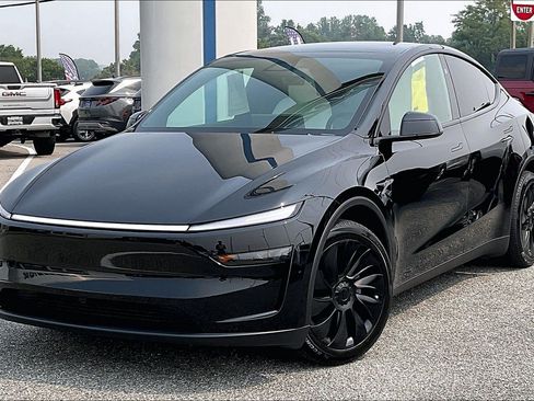 Used 2026 Tesla Model Y AWD image 3