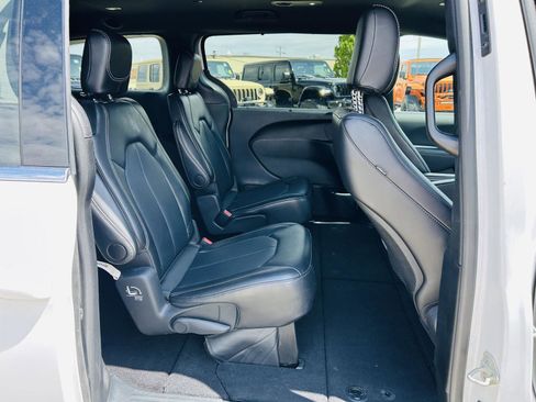 Used 2025 Chrysler Pacifica Select FWD image 30