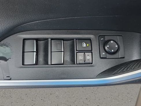 Used 2020 Toyota RAV4 Limited FWD image 29
