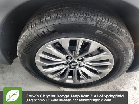 Used 2025 Cadillac XT4 Premium Luxury image 32