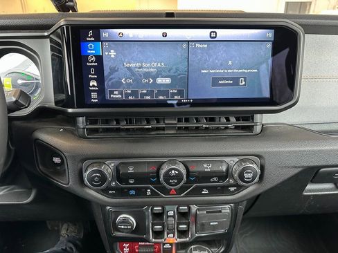 Used 2024 Jeep Wrangler Unlimited image 6