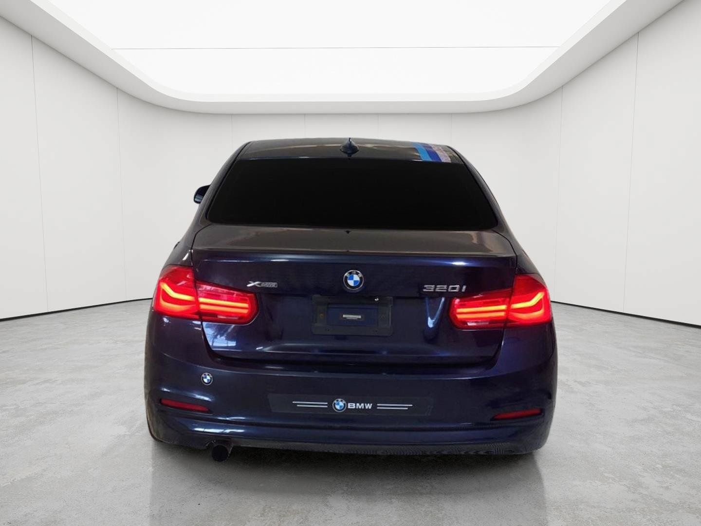 Used 2017 BMW 320i xDrive Sedan AWD/4WD image 5