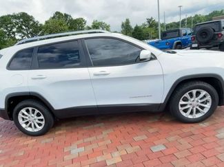Used 2021 Jeep Cherokee Latitude FWD video 2
