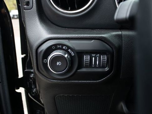 Used 2022 Jeep Wrangler Unlimited Sahara AWD/4WD image 8