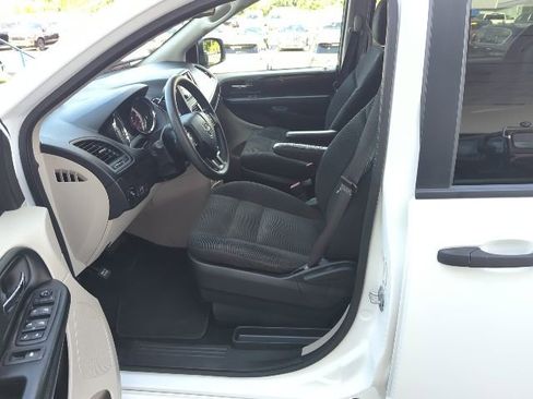 Used 2020 Dodge Grand Caravan SE FWD image 12