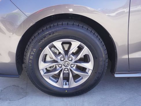 Certified 2023 Toyota Sienna XLE FWD image 22