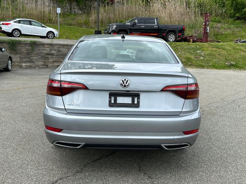 Used 2019 Volkswagen Jetta R-Line w/ R-Line Cold Weather Package FWD image 3